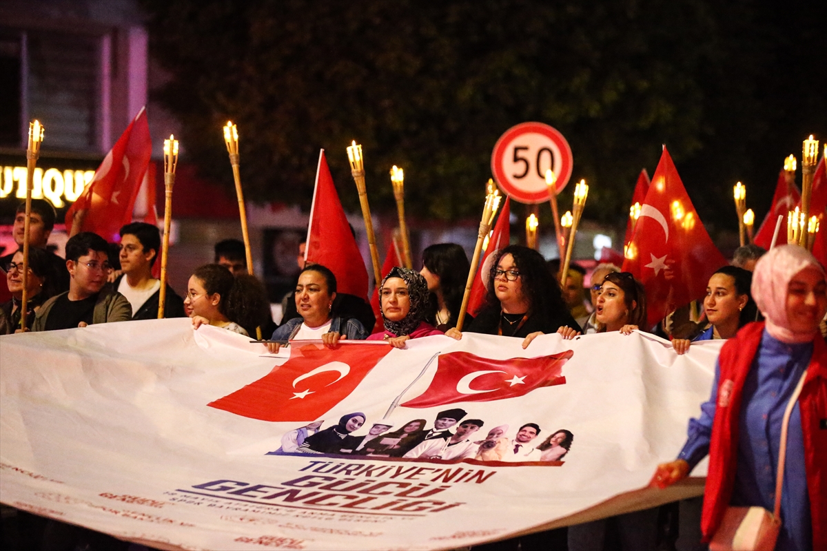 Adana'da Gençlik Haftası kapsamında fener alayı düzenlendi