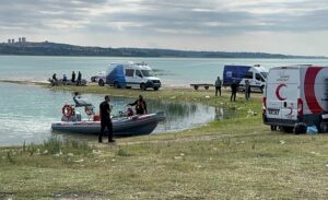 ADANA (AA) – Adana'da Seyhan Baraj Gölü'nde kaybolan genci arama