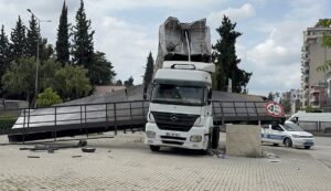 ADANA (AA) – Adana'nın merkez Seyhan ilçesinde, seyir halindeki tırın