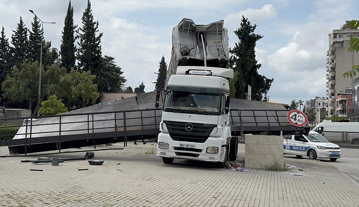 Adana'da seyir halindeki tırın açılan damperinin çarptığı üst geçit yıkıldı