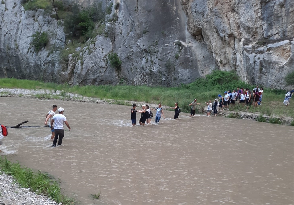 Adana'da su seviyesi yükselince kanyonda mahsur kalan kişiler kurtarıldı