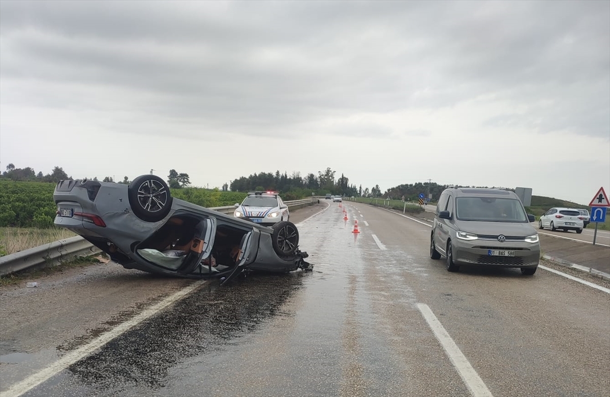 Adana'da takla atan otomobildeki 4 kişi yaralandı