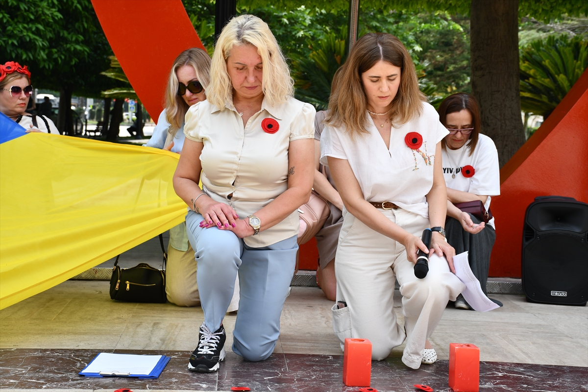Adana'da yaşayan Ukraynalılar savaşlarda hayatını kaybedenleri andı