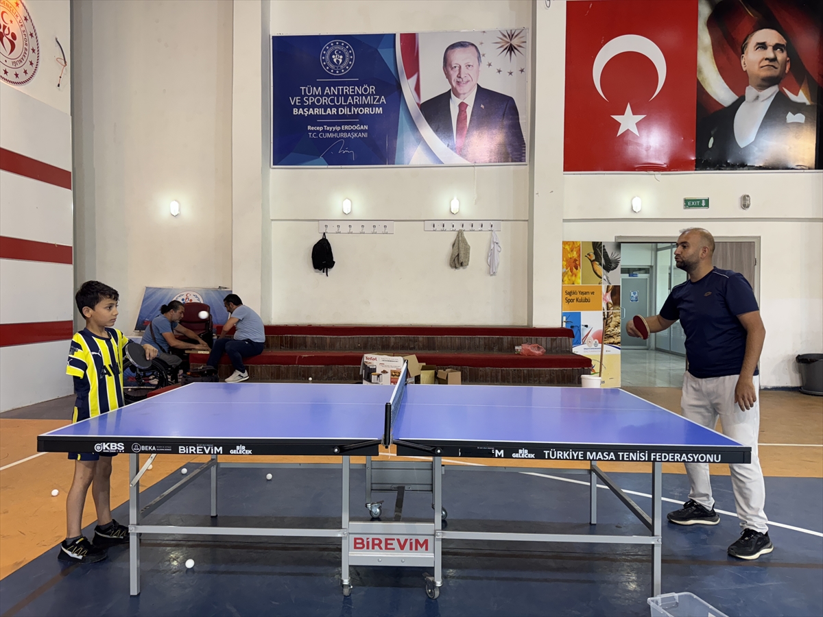 Adıyaman'da depremde sağ kolunu kaybeden çocuk masa tenisinde kendisini geliştiriyor