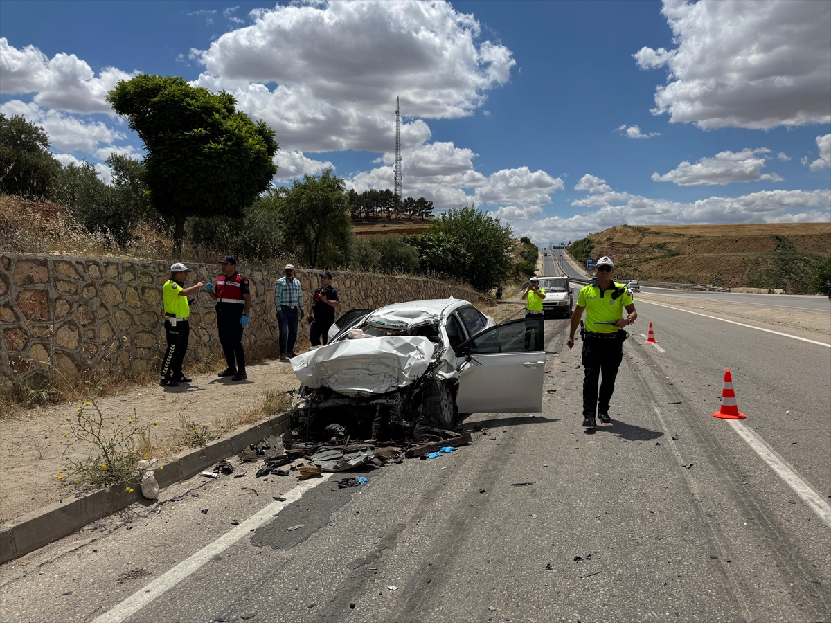 Adıyaman'da kamyonla çarpışan otomobilin sürücüsü öldü