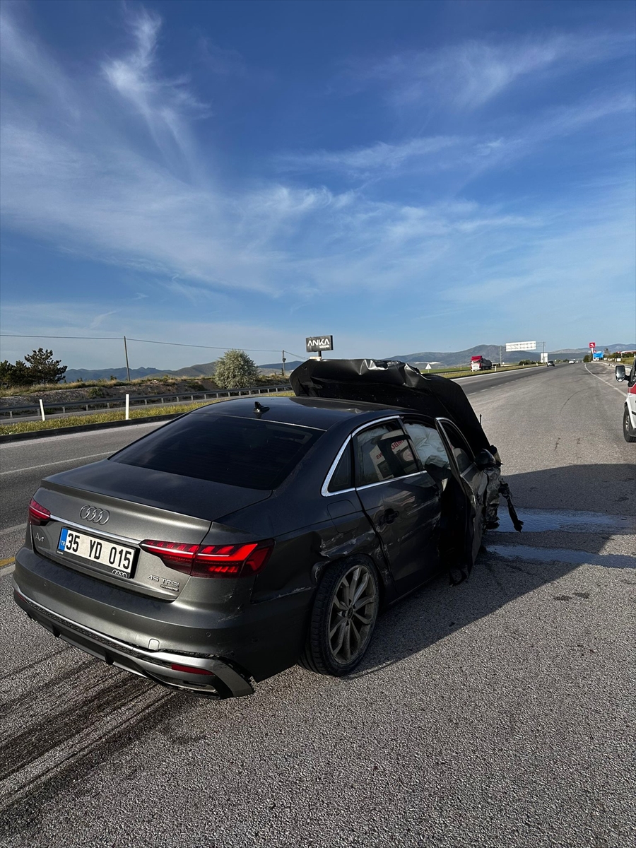 Afyonkarahisar'da AK Parti İzmir eski Milletvekili Denizli ile eşi trafik kazasında yaralandı