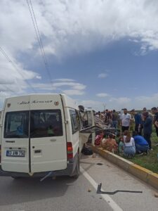 AFYONKARAHİSAR (AA) – Afyonkarahisar'da kamyonet ile hafif ticari aracın çarpışması