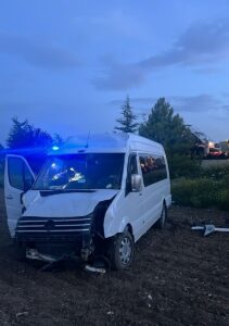 AFYONKARAHİSAR (AA) – Afyonkarahisar'ın Sinanpaşa ilçesinde minibüsün kontrolden çıkarak araziye