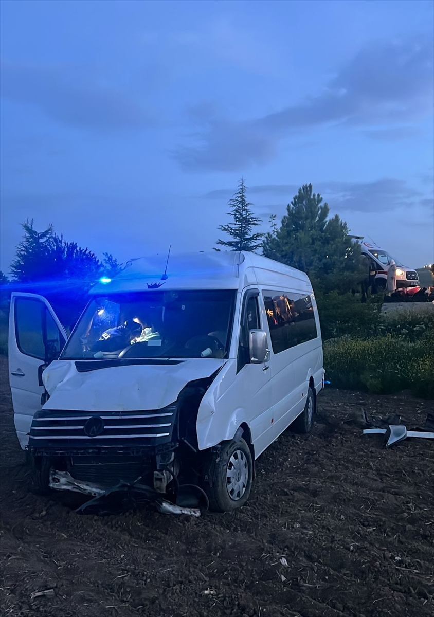 Afyonkarahisar'da minibüsün araziye girmesi sonucu 6 kişi yaralandı