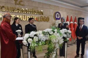 AFYONKARAHİSAR (AA) – Afyonkarahisar'da polis memuru çift, nikah törenlerine gelinlik