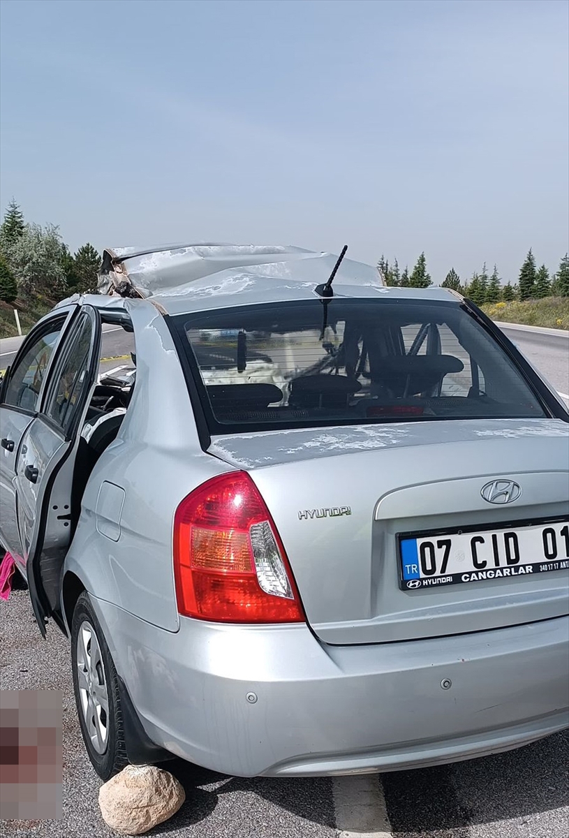 Afyonkarahisar'da tırın dorsesine çarpan otomobildeki 1 kişi öldü, 4 kişi yaralandı