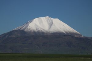 AĞRI (AA) – Ağrı'nın Eleşkirt ilçesinde bulunan Kösedağ'ın zirvesi baharda