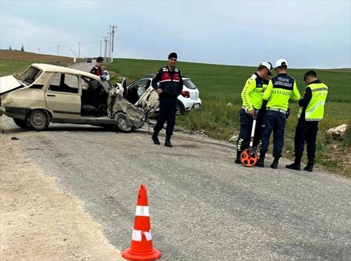 Aksaray'da 2 otomobil çarpıştı 1 kişi öldü, 2 kişi yaralandı