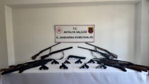 ANTALYA (AA) – Antalya'nın Alanya ilçesinde silah kaçakçılığı operasyonunda gözaltına