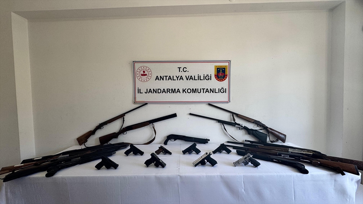 Alanya'da silah kaçakçılığı operasyonunda yakalanan 17 zanlıdan 2'si tutuklandı