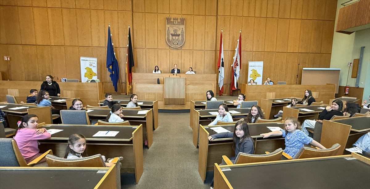 Almanya'da eğitim gören göçmen kökenli çocuklar meclis sıralarına oturdu
