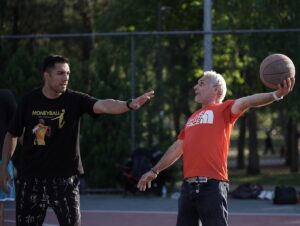 - İzmir'de, gençlik dönemlerinde spordan kopmayan İsmet Güllüyurt (60) ve