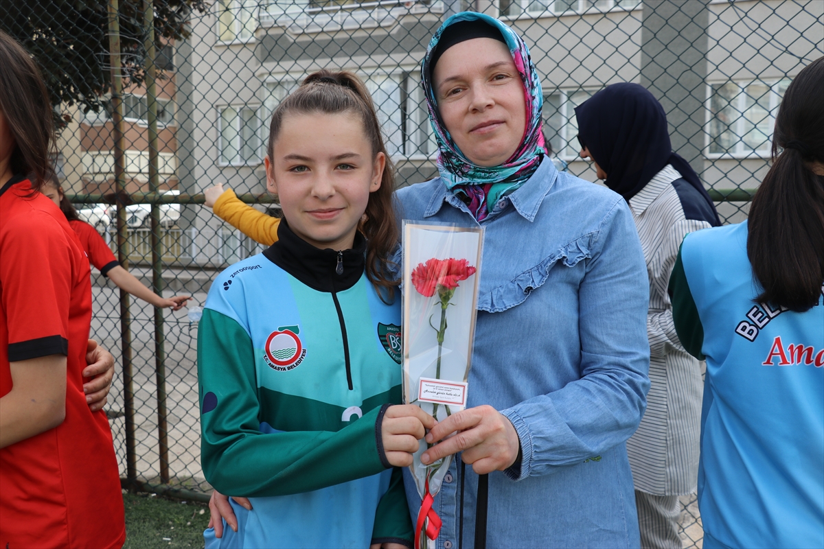 Amasya'da kadın futbolcular, antrenmanda annelerinin Anneler Günü'nü kutladı
