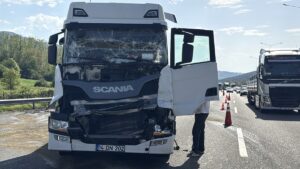 BOLU (AA).- Anadolu Otoyolu'nun Bolu kesiminde 2 tırın çarpıştığı kaza