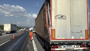 BOLU (AA) – Anadolu Otoyolu'nun Bolu kesiminde, 4 tırın karıştığı