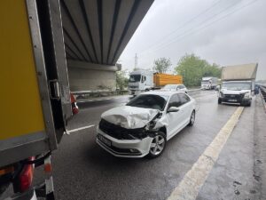SAKARYA (AA) – Anadolu Otoyolu'nun Sakarya kesiminde 4 aracın karıştığı