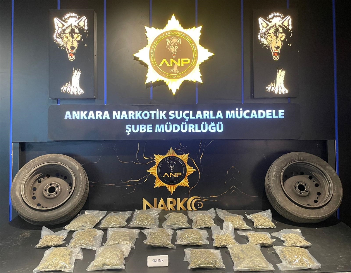 Ankara'da otomobilin yedek lastiklerine gizlenen uyuşturucuyu narkotik köpeği “İda” buldu