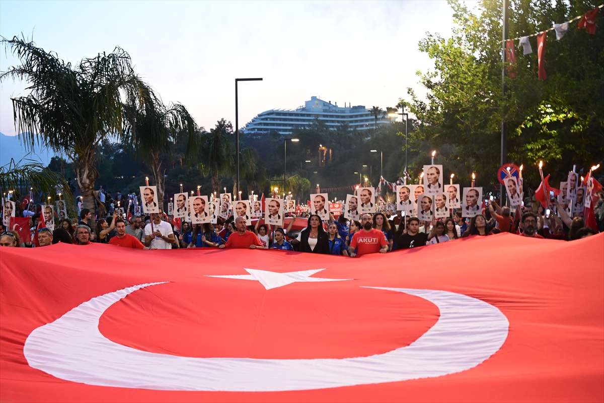 Antalya'da, 19 Mayıs Atatürk'ü Anma, Gençlik ve Spor Bayramı dolayısıyla fener alayı düzenlendi