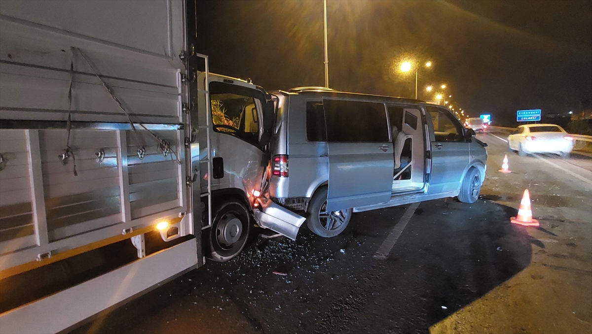 Antalya'da 5 aracın karıştığı zincirleme trafik kazasında 3 kişi yaralandı