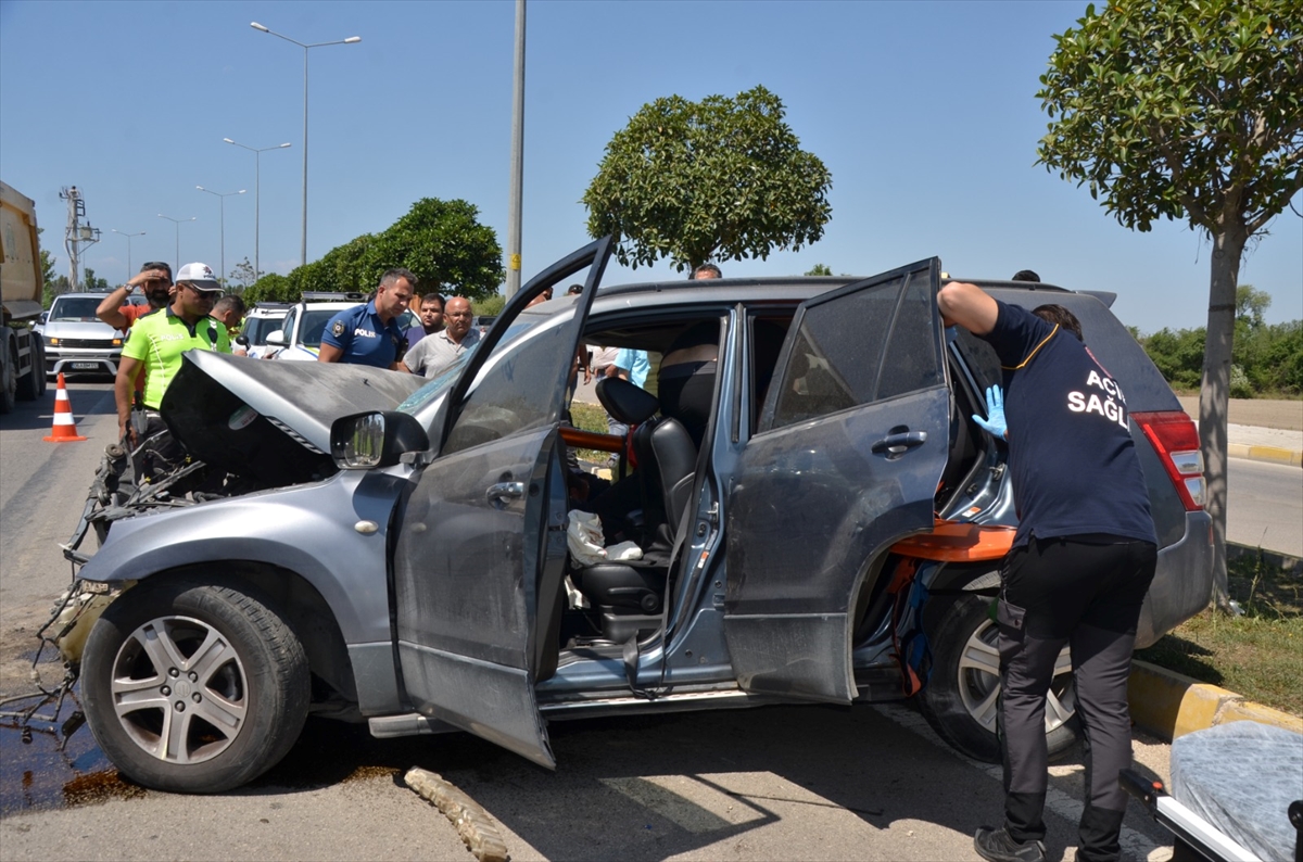 Antalya'da kepçe ile otomobilin çarpıştığı kazada 2 kişi yaralandı