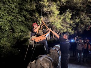ANTALYA (AA) – Antalya'nın Konyaaltı ilçesinde köprünün bariyerlerine çıkan ve