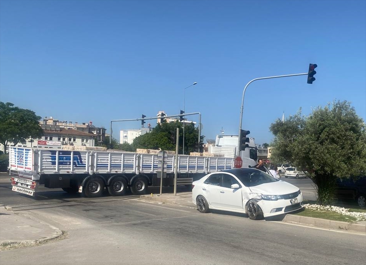 Antalya'da meydana gelen kazada 1 polis yaralandı
