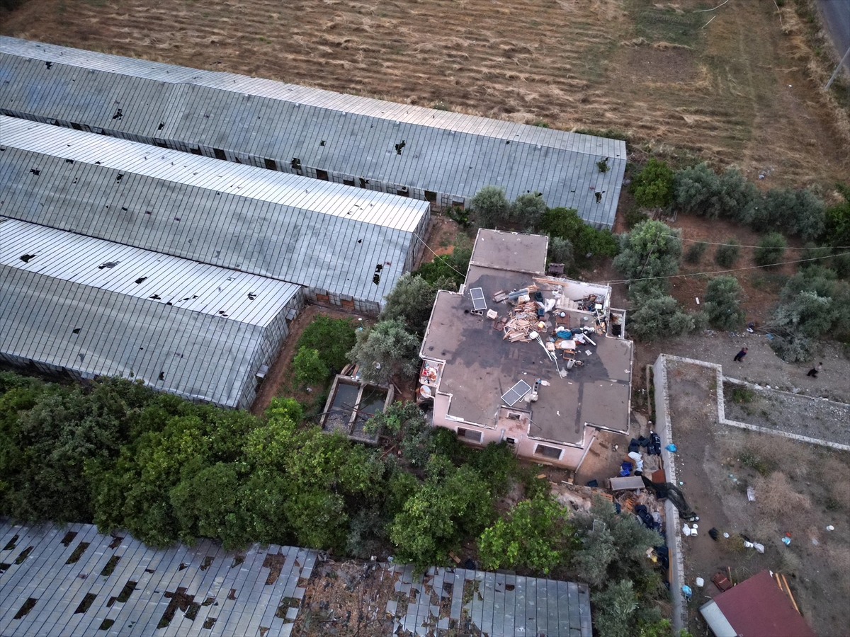 Antalya'da oluşan hortum evlerin çatıları ile seralara zarar verdi