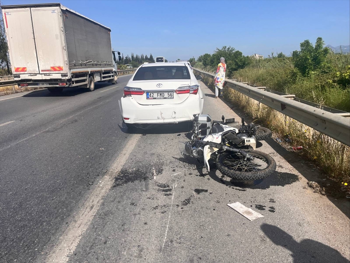 Antalya'da otomobile çarpan motosikletin sürücüsü öldü