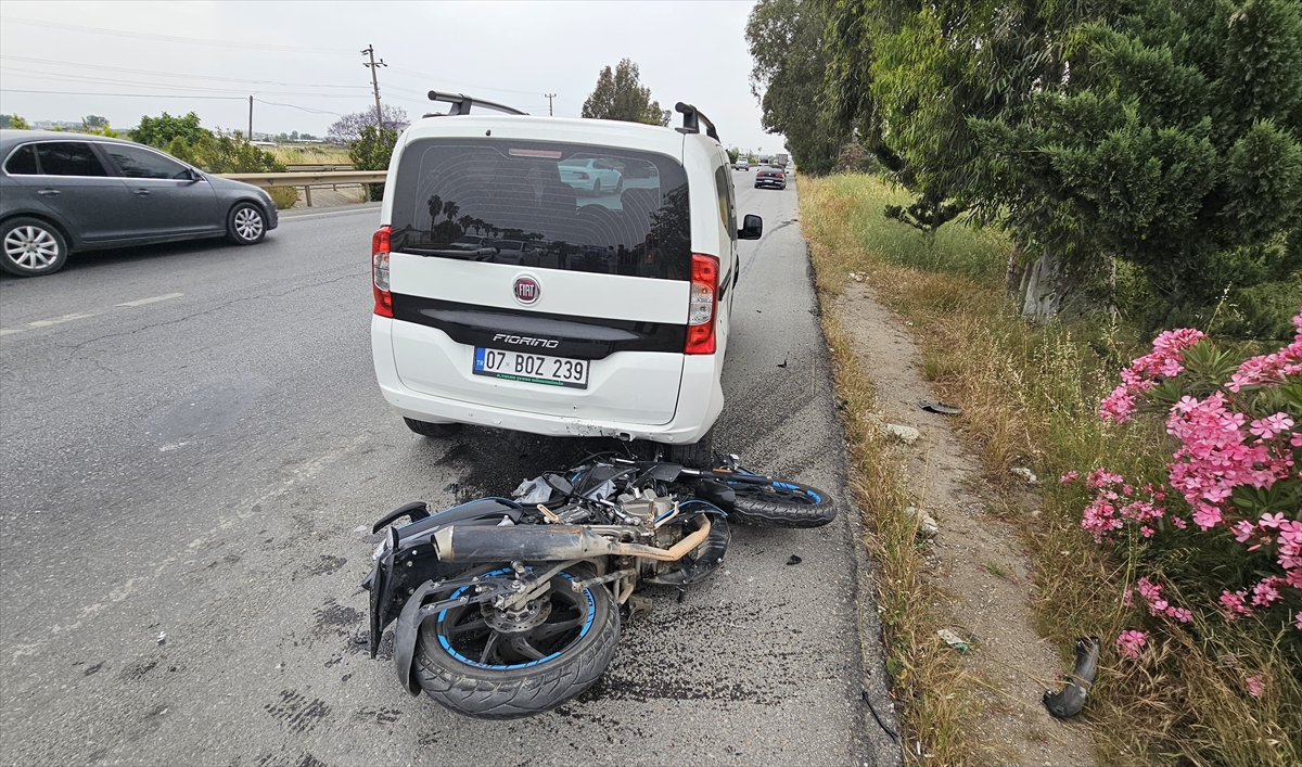 Antalya'da park halindeki otomobile çarpan motosiklet sürücüsü yaralandı