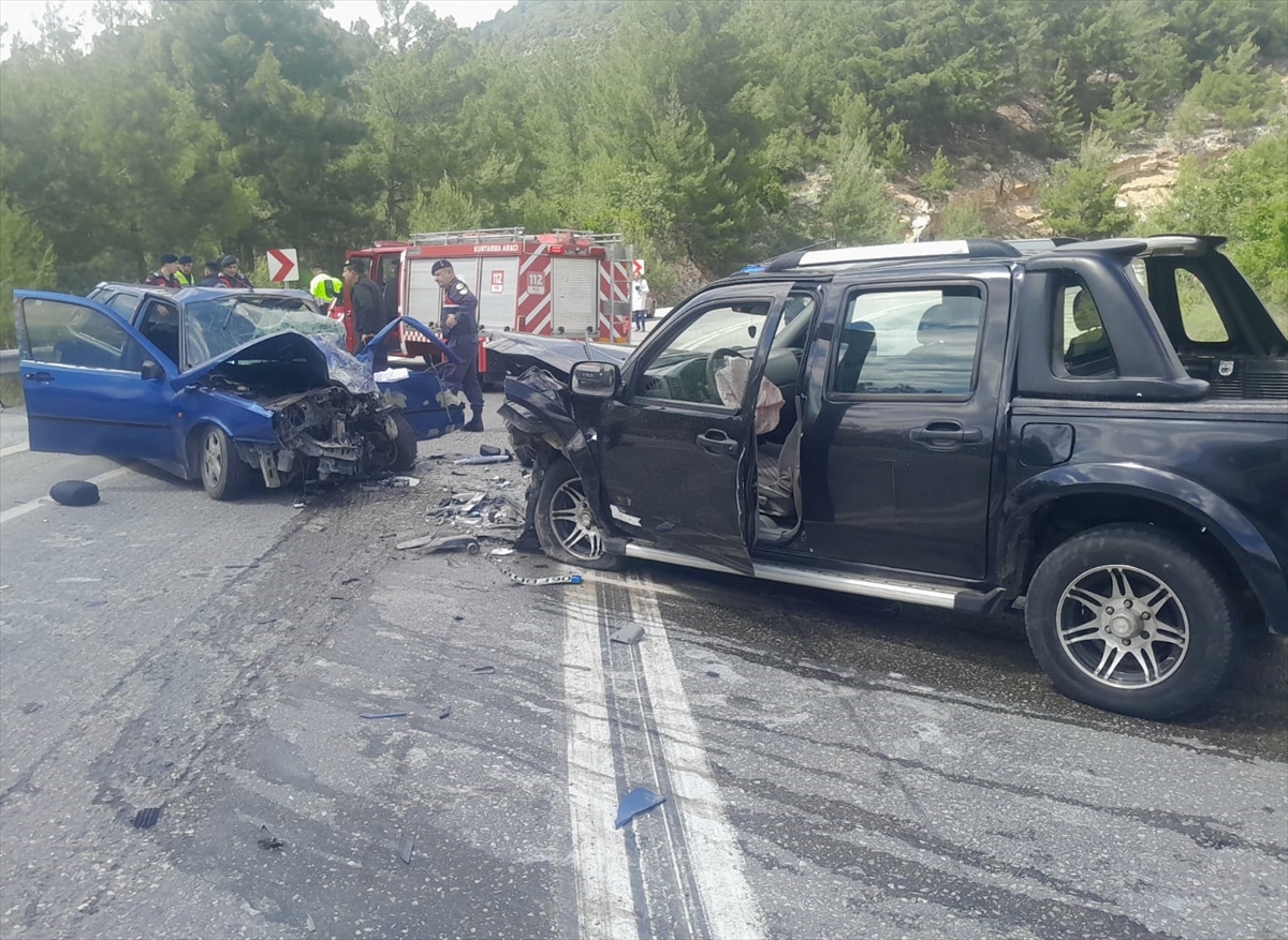 Antalya'da pikap ve otomobilin çarpıştığı kazada 1 kişi öldü, 3 kişi yaralandı