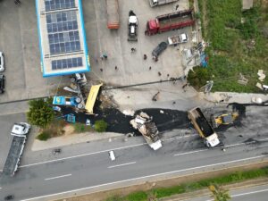 ANTALYA (AA) – Antalya'nın Gazipaşa ilçesinde, sıcak asfalt yüklü kamyonun