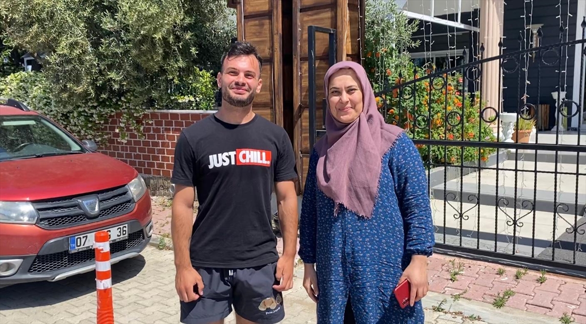 Antalya'da, turist bulduğu telefonu sahibine teslim etti
