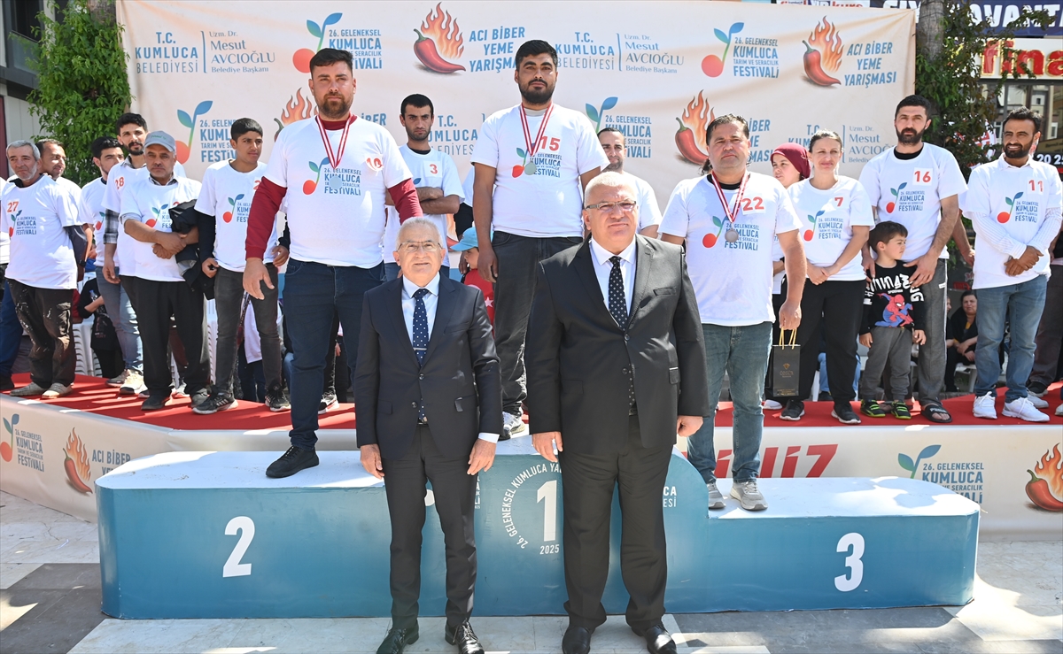 Antalya'daki festivalde 3 dakikada 398 gram acı biber yiyerek birinci oldu