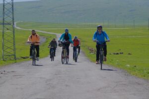 ARDAHAN (AA) – Ardahan'ın Göle ilçesindeki bisiklet tutkunları, çiçeklerle kaplı