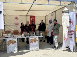 - Etkinliğe katılan davetliler, arıların çalışmalarını sanal gerçeklik gözlüğüyle gözlemledi