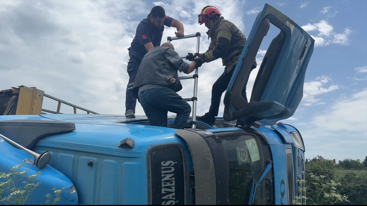 Arnavutköy'de yol kenarına devrilen hafriyat kamyonunun sürücüsü kurtarıldı