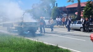 ARTVİN (AA) – Artvin'in Hopa ilçesinde seyir halindeki karton yüklü