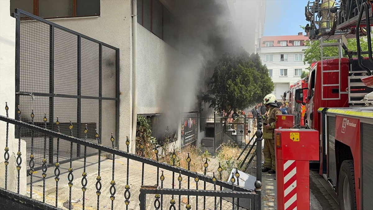 Avcılar'da iş yerinde çıkan yangın söndürüldü
