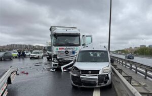 İSTANBUL (AA) – Avcılar TEM Otoyolu'nda 5 aracın karıştığı zincirleme