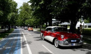 SARAYBOSNA (AA) – Avrupa'nın birçok ülkesinden klasik otomobil tutkunu, araçlarıyla