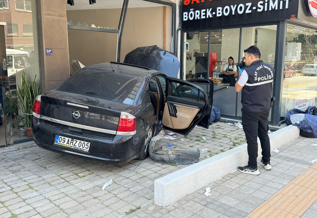 Aydın'da kontrolden çıkan otomobil mağazaya girdi, 2 kişi yaralandı