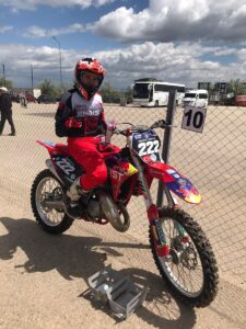 AFYONKARAHİSAR (AA) – CANAN TÜKELAY – Motokros yarışlarına katılan 6