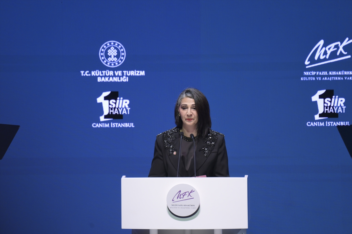 Bakan Ersoy, “Bir Şiir Bir Hayat Canım İstanbul” sergisinin açılışında konuştu: