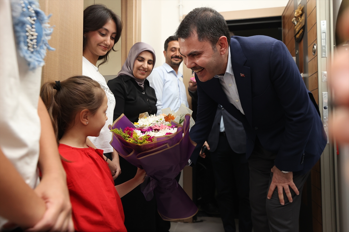 Bakan Kurum, Kahramanmaraş'ta yeni evlerine kavuşan depremzede aileye misafir oldu