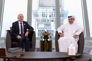 - Şimşek, sunumunda Türkiye'nin doğrudan yabancı yatırımcılar için sunduğu stratejik